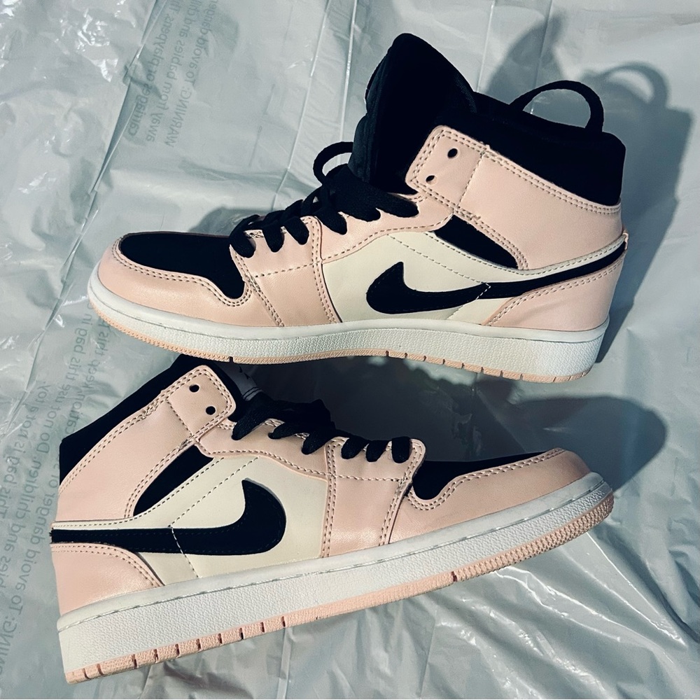 Nike Women's Black and Pink Sneakers